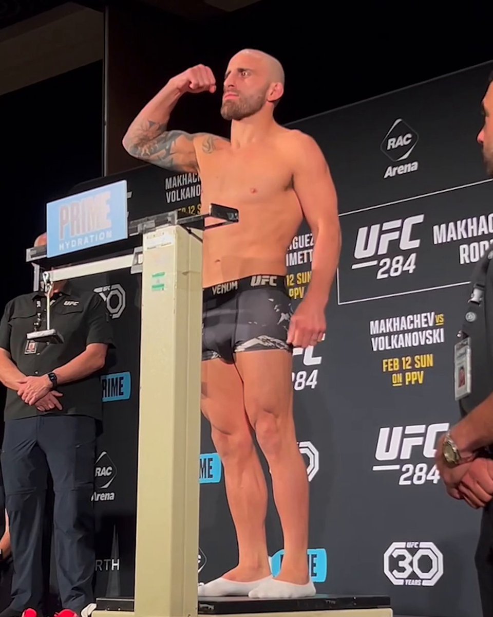 Volk comes in at 154.5 lbs ahead of his lightweight debut 🙌 #UFC284