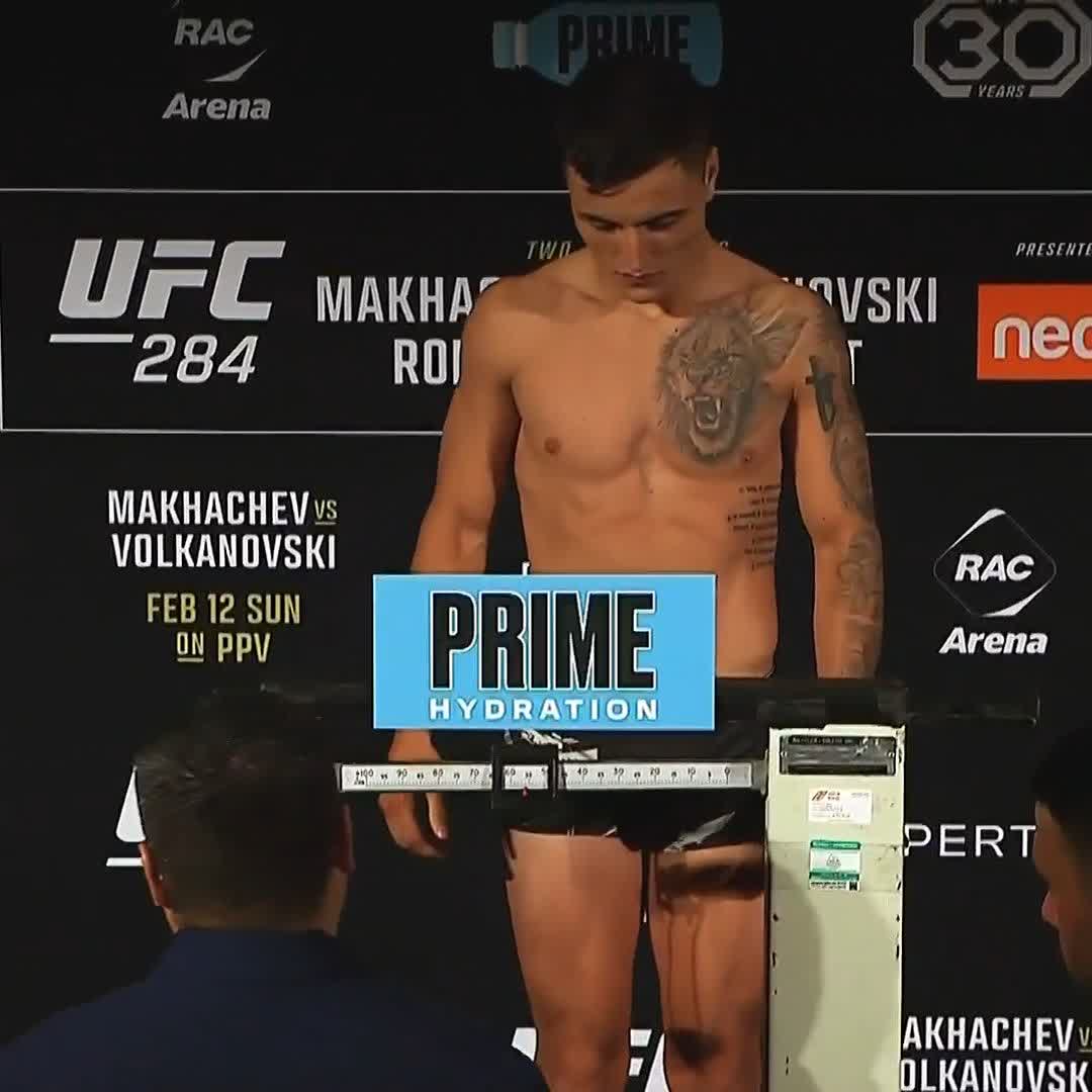 Francisco Prado en peso y listo para hacer su debut en #UFC284 El Argentino tiene solo 20 años, récord de 11-0 con todas finalizaciones (Sumisiones y KOs, es muy completo)… MUCHAAAACHOS 🎼🇦🇷