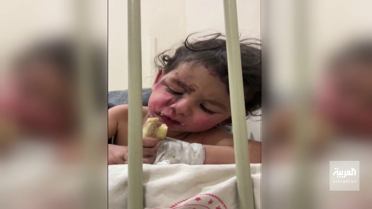 مشهد مهيب.. طفل الموزة يلتقي والده بعد أن ظن الجميع أنه سيعيش يتيما لوفاة أسرته تحت أنقاض زلزال #سوريا #زلزال_سوريا_تركيا #العربية