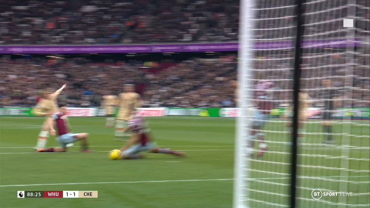 Chelsea players thought they had a penalty for handball, but VAR says no… 📺
