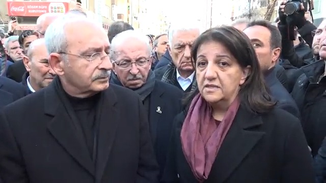 Eş Genel Başkanımız Pervin Buldan ile CHP Genel Başkanı Kemal Kılıçdaroğlu, Diyarbakır'da depremden etkilenen bir apartmanın enkazında incelemelerde bulunduktan sonra açıklama yaptı.