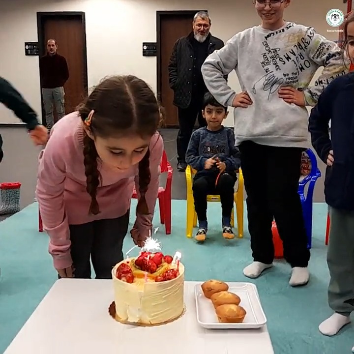 Bu zor günleri hep birlikte atlatacağız. Stadyumda ağırladığımız Kahramanmaraşlı Hatice'nin doğum gününü kutladık. Nice güzel yıllara Hatice...