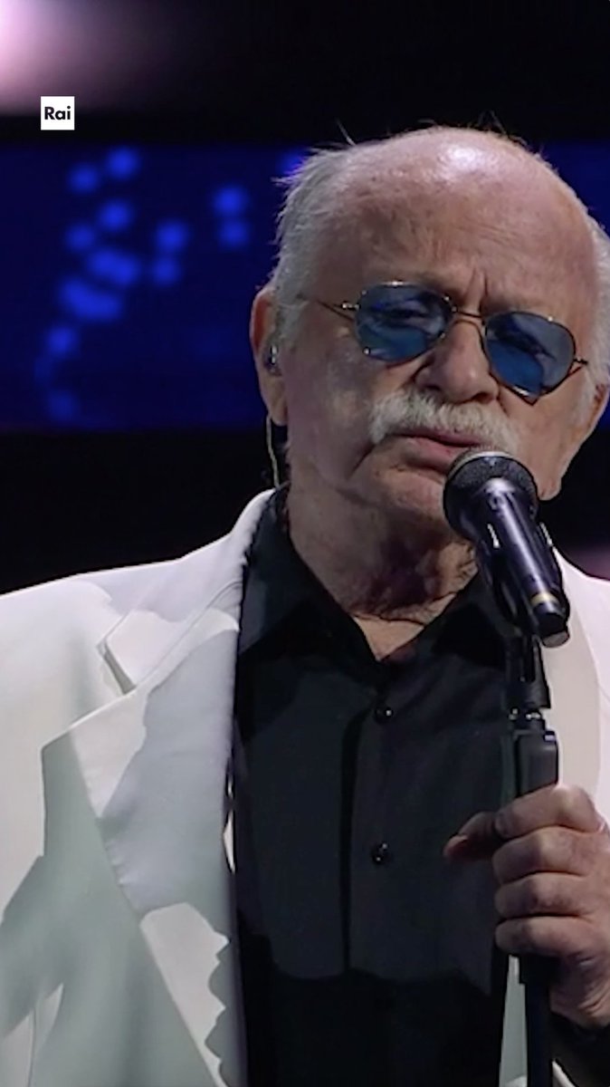 Quando sei qui con noi questo palco è magico. ✨ Bentornato a #Sanremo2023 #GinoPaoli!