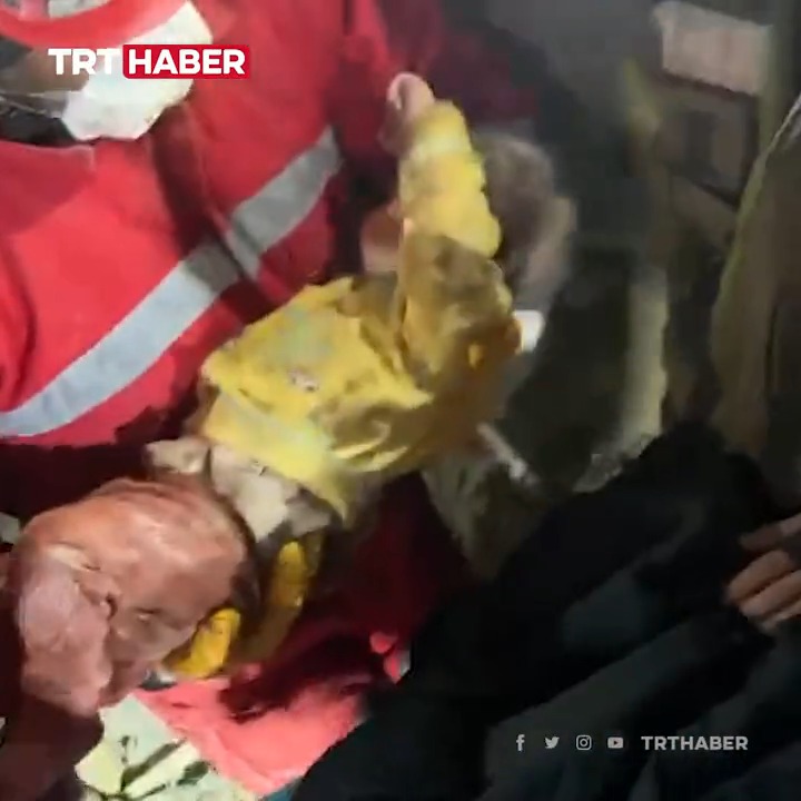 Umutlu bekleyişin sonunda bir mucize daha... Hatay'da enkaz altında kalan 7 aylık Hamza bebek, ağlama seslerini duyan ekipler tarafından 140. saatte kurtarıldı.