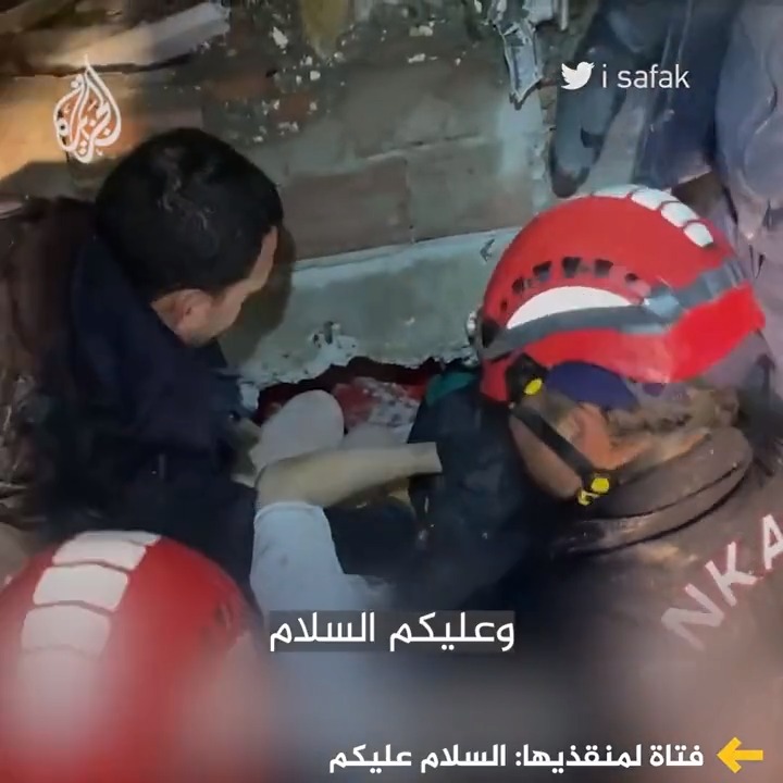 "السلام عليكم".. بإلقائها السلام على منقذيها خرجت الفتاة التركية رنا تشام (12 عاما) من تحت الأنقاض في مدينة كهرمان ماراش جنوبي #تركيا، ليرد عليها فريق الإنقاذ فرحا وبصوت واحد "وعليكم السلام"