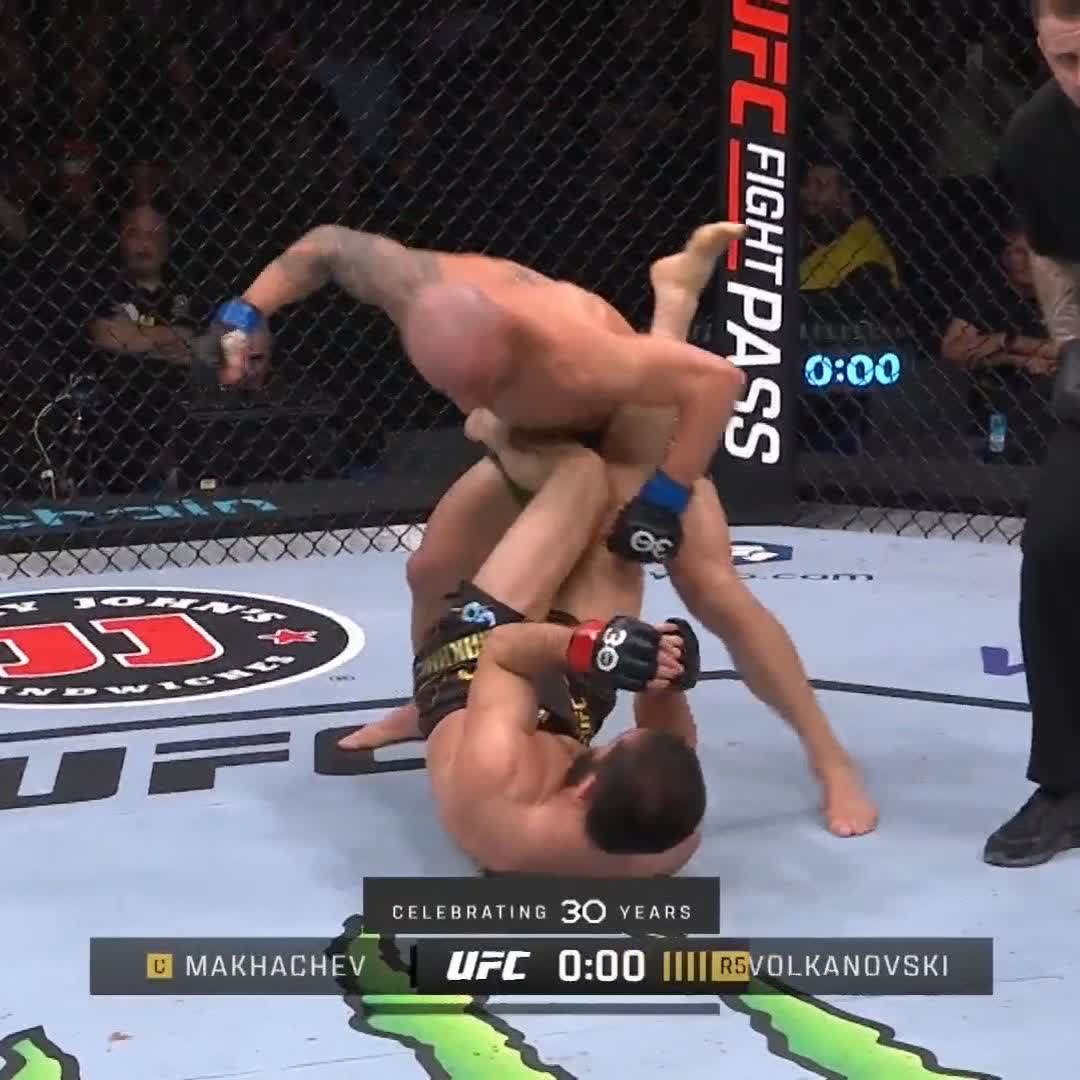 We just witnessed an ALL TIMER 🙌 #UFC284