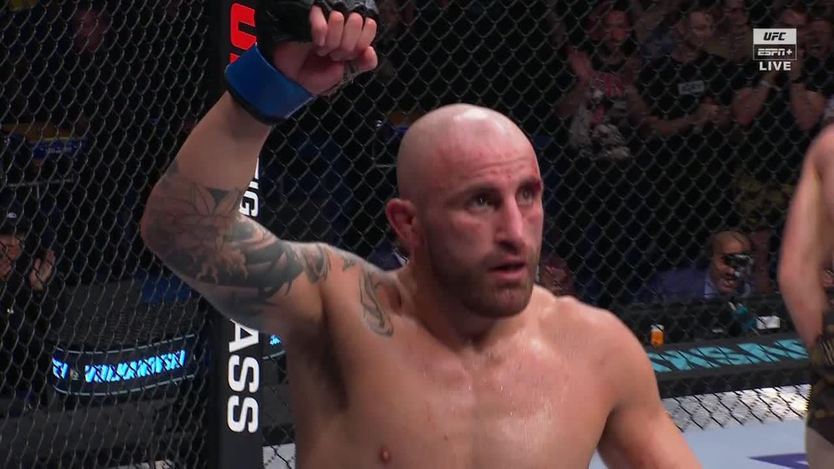 WHAT A FIGHT BETWEEN THE TWO CHAMPS 😱 #UFC284