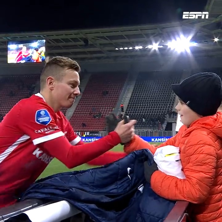 ⚽️🇹🇷 | El capitán del AZ Alkmaar, Jordy Clasie, le dijo al niño: "No podemos darte esta camiseta. La venderemos en una subasta para Turquía", y le entregó su abrigo.