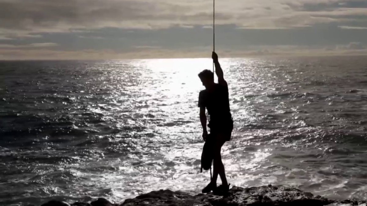🧗♂️ #STADE2 | Dompter la roche, le vent… et ses émotions, voilà le défi quotidien de Sébastien Bouin. Le Français 🇫🇷 est spécialiste de l'escalade extrême en falaise 📺 C'est le Grand Format de la semaine à retrouver ce dimanche !