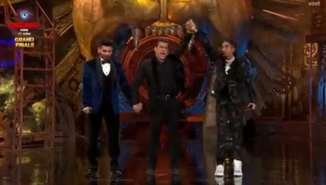 The moment, the very moment that changed it all for MC Stan and his fans! Congratulations MC STAN for taking home the #BiggBoss16 trophy! #MCStan #BiggBoss #BiggBoss16Finale #BB16Finale #GrandFinale #BiggBossOnVootSelect #BB16OnVS #BiggBoss24hrsLive #VootSelect