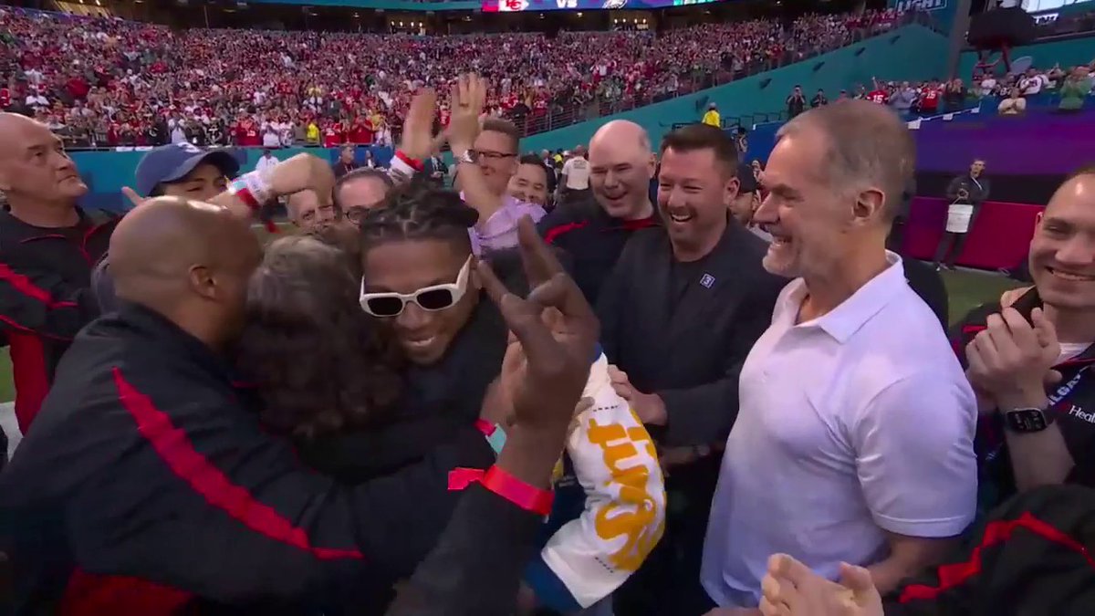 Damar Hamlin is honored before today's game along with first responders and medical professionals from the Buffalo Bills, Cincinnati Bengals and University of Cincinnati Medical Center 💙🧡 Watch #SuperBowlLVII on FOX and the FOX Sports App: 📺📱