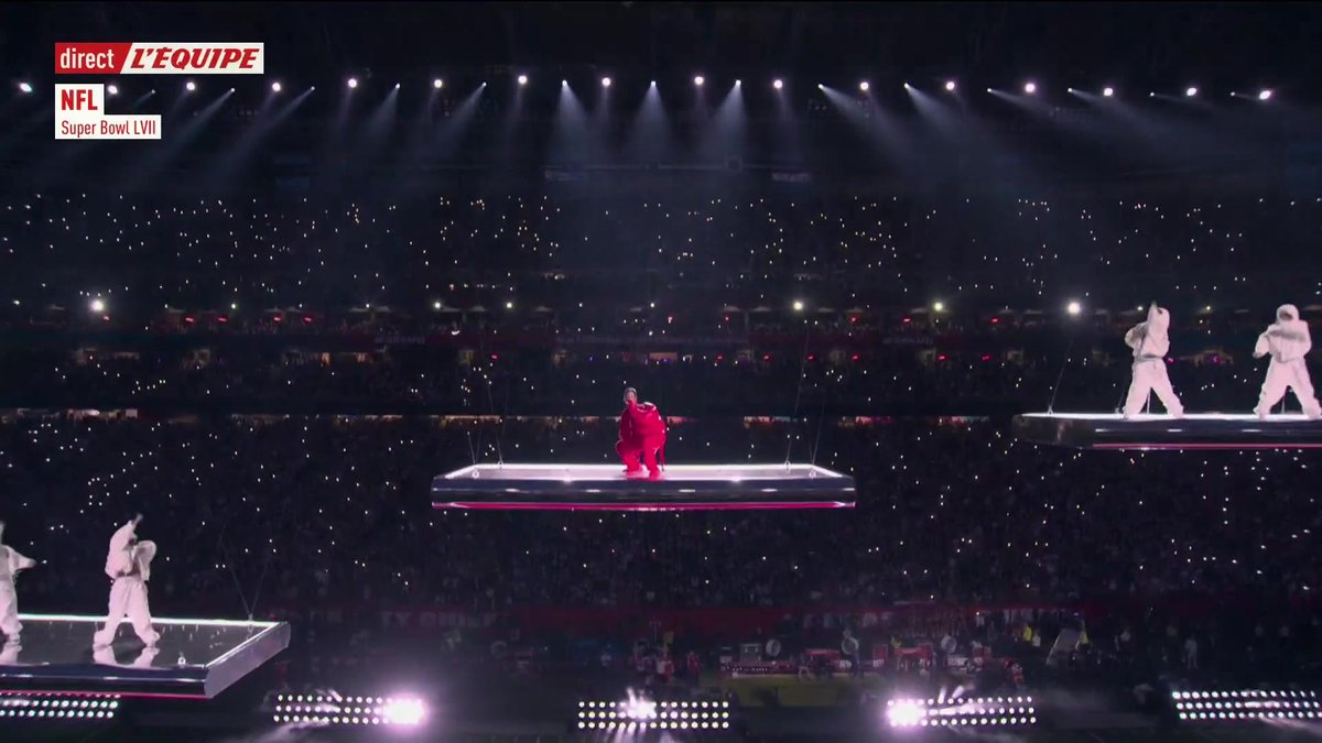 Le show de Rihanna commence par ... "b**** better have my money" 🇺🇸🔥 #lequipeNFL #SuperBowl