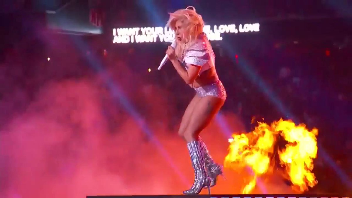Sem playback, performance no ponto, afinada e com muita presença de palco esse continua sendo o melhor superbowl