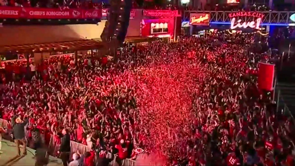 THE MOMENT THE @CHIEFS WON THE SUPER BOWL 🙌🎉