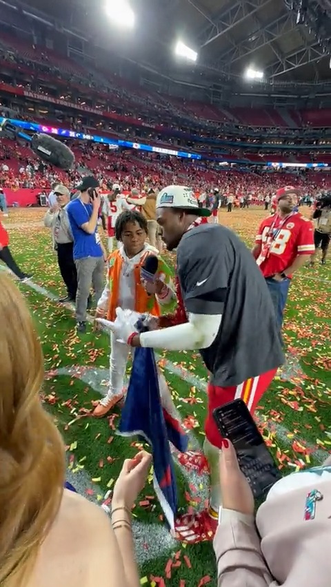 This interview with Official Young Dylan and JuJu Smith-Schuster is amazing. 😂 #SBLVII Nickelodeon