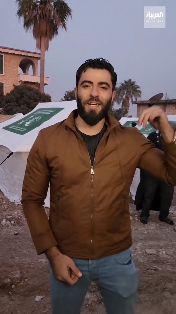 شاب سوري يشيد بالدعم السعودي للمتضررين من الزلزال ؛ بعد وصول قوافل المساعدات السعودية إلى قرية جنديرس في شمال سوريا. 🇸🇦🇸🇦