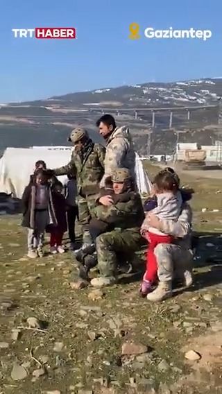 “Ufaklıklar koşun bu tarafa!” Mehmetçik bu anonsu depremzede çocuklara yaptı… Gaziantep’in Nurdağı ilçesindeki çadır kente çikolata getiren askerleri gören çocukların sevinci görüntülere yansıdı.