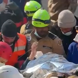 More good news from earthquake rescue efforts! Today, just a few hours ago, #Oman search and rescue team هيئة الدفاع المدني والإسعاف - عُمان successfully saved an elderly woman from the rubble in #Hatay, #Türkiye.