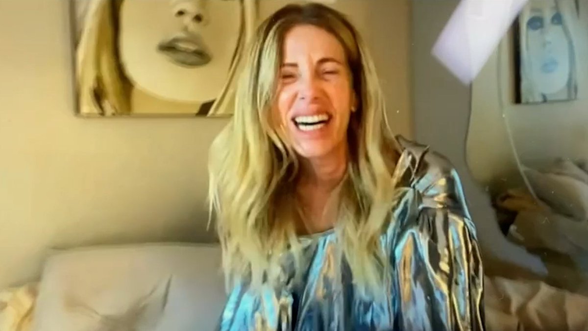 Quando ci suona la sveglia e c'è #VivaRai2 siamo tutti come Alessia Marcuzzi che fa il promo per #Boomerissima ⚡ Con questa mise improvvisata è già pronta per questa sera, alle 21.20 su Rai2! ✌️