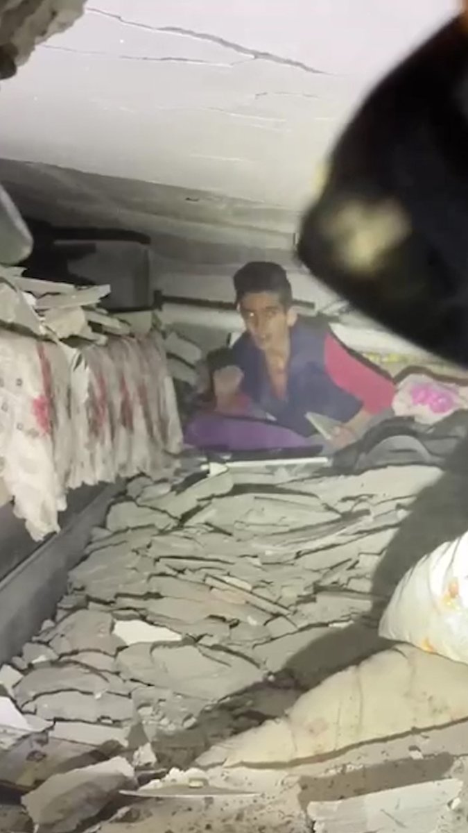 Semsûr merkez Alitaş Mahallesi'nde bulunan Merve Apartmanı'nın enkazından, 12 yaşındaki Berat Yücel 9 gün sonra sağ çıkarıldı.