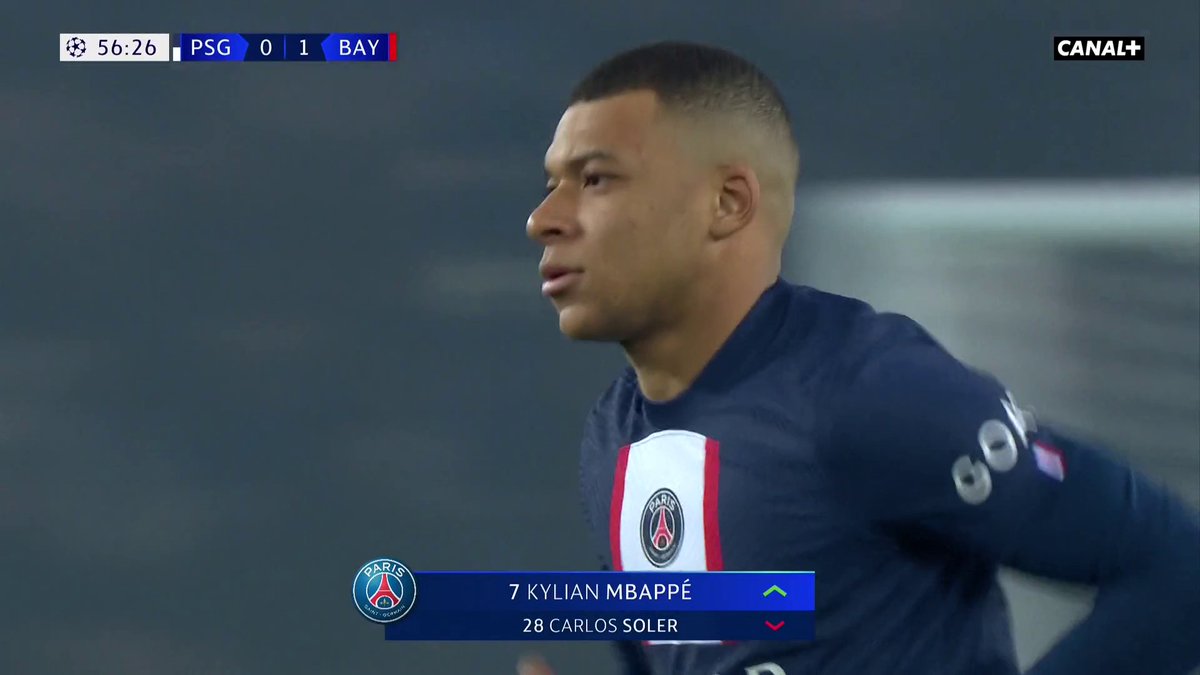 Et si c'était lui, le sauveur ? L'ovation du Parc pour l'entrée de Kylian Mbappé 🔊 #PSGFCB | #UCL
