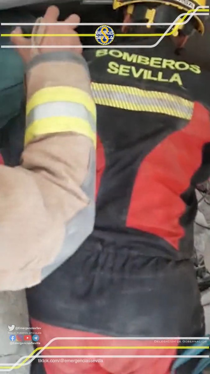 #SalvandoVidas Este es el momento en el que 🐶Yetro con su guía Leandro, nuestro compañero de #UCR #Bomberos Ayuntamiento de Sevilla , localizan a una mujer bajo los escombros de un edificio colapsado en #Hatay #Turquia, 200 horas después del #TerremotoTurquia. Gran trabajo compañeros!!