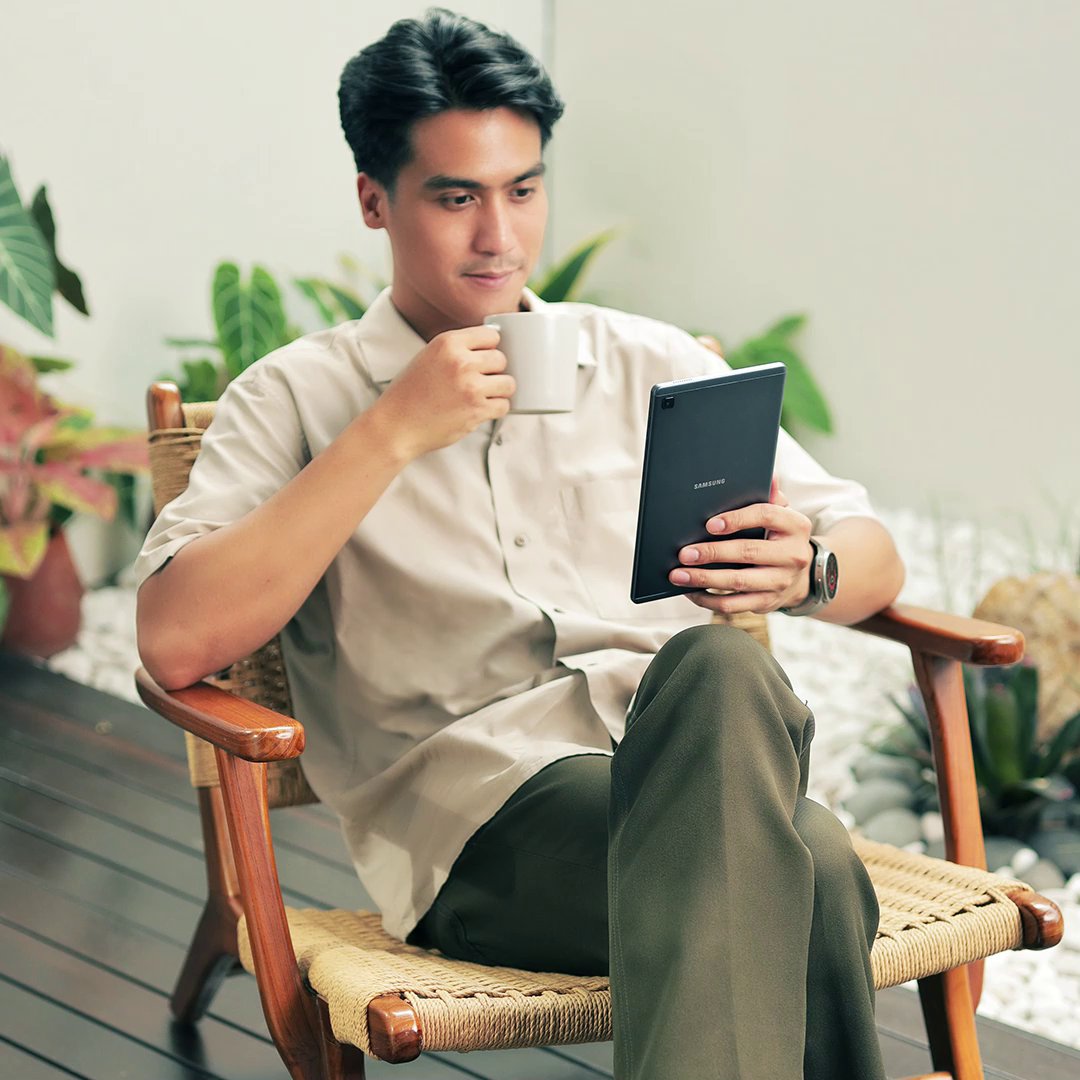 Walaupun design #GalaxyTabA7Lite ramping, tapi baterainya 5,100 mAh dengan 15W fast charging! Waktu santai dads jadi #MakinManTAB deh 😎👍🏻 Yuk, check out sekarang!