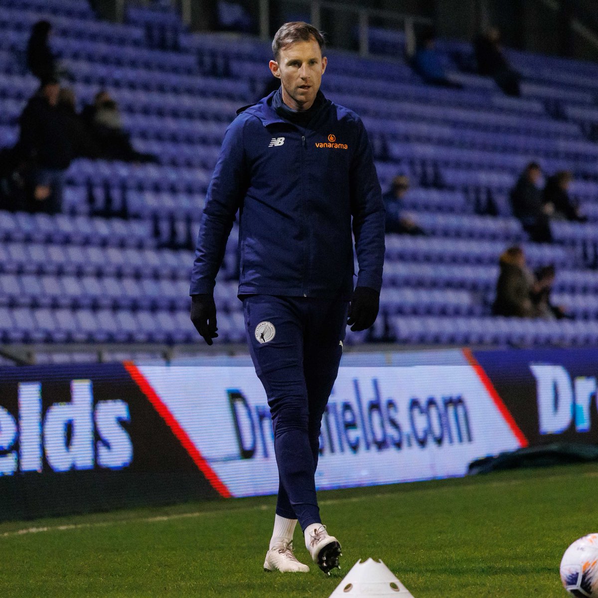 "Get back to the technical area, Mike" 😠 "I'm warming up, ref!" 😆 #WorClub ⚪️⚫️