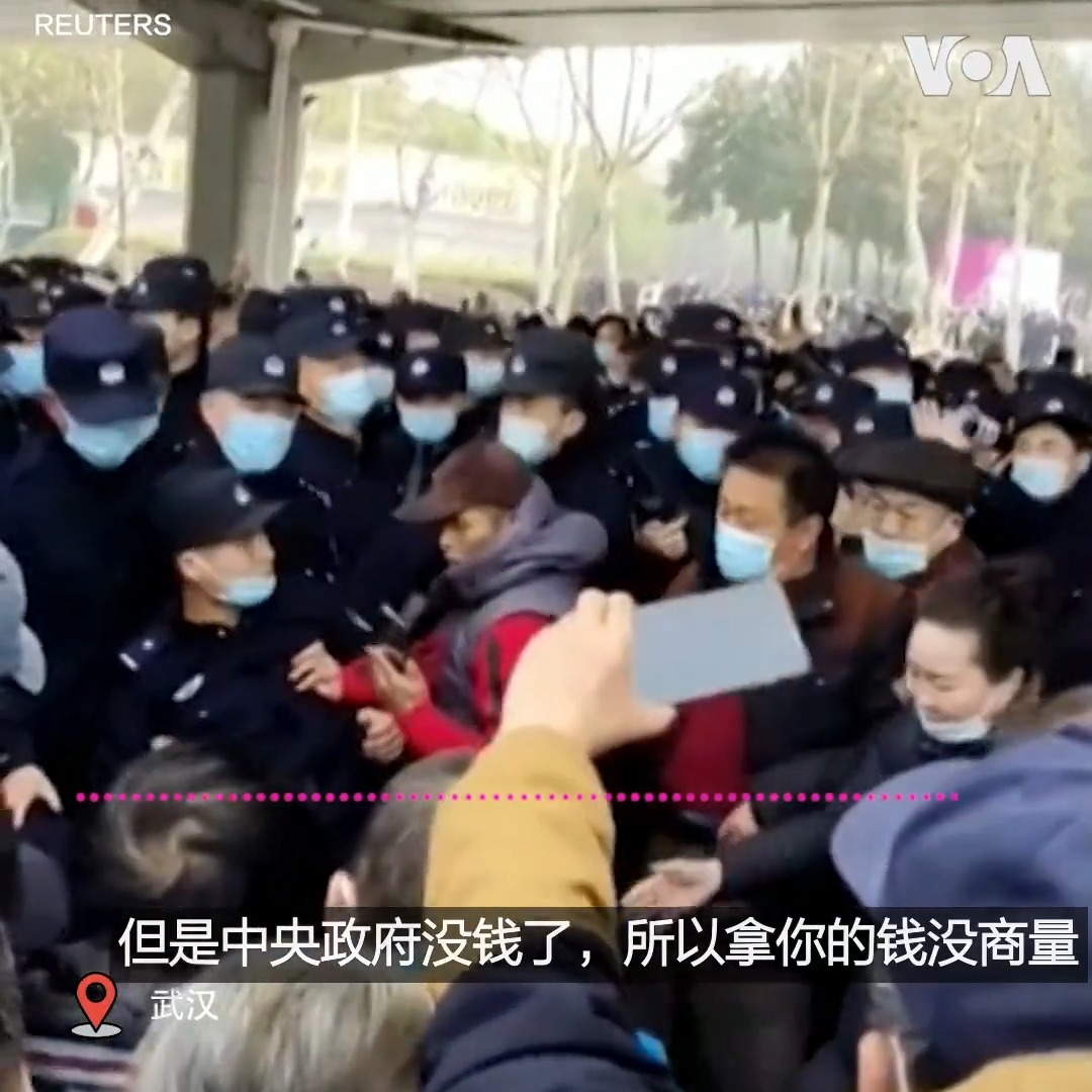 “老百姓不容易啊,‘三年自然灾害’我们没死,文化大革命我们没死,这次疫情我们没死。现在大连政府怎么派这么多警察来对付老百姓?”一位大连市民问。星期三中国医保改革引发的抗议延烧至这座北方城市。同日,武汉民众继续上街。退休人员万先生说,中山公园门口聚集了十多万民众,现场警察也在十万左右。
