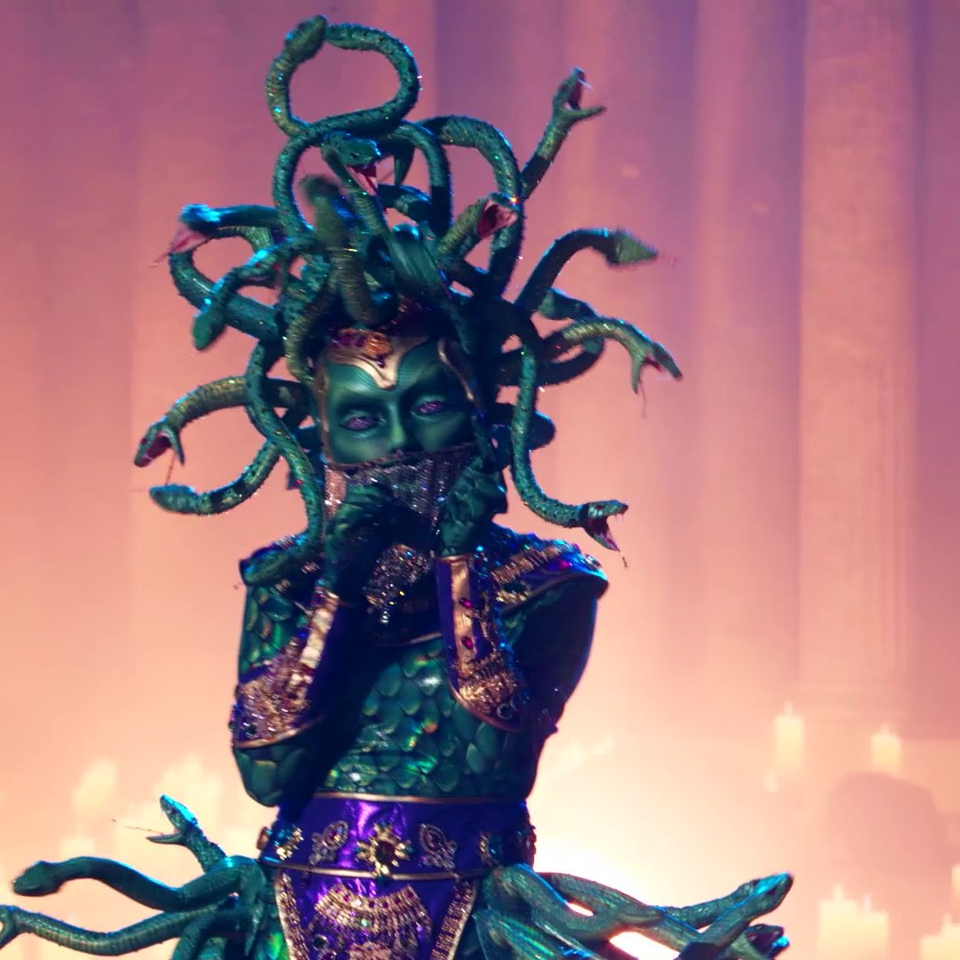 #MedusaMask does her own thang! 😉 Who is she?! 👀 #TheMaskedSinger