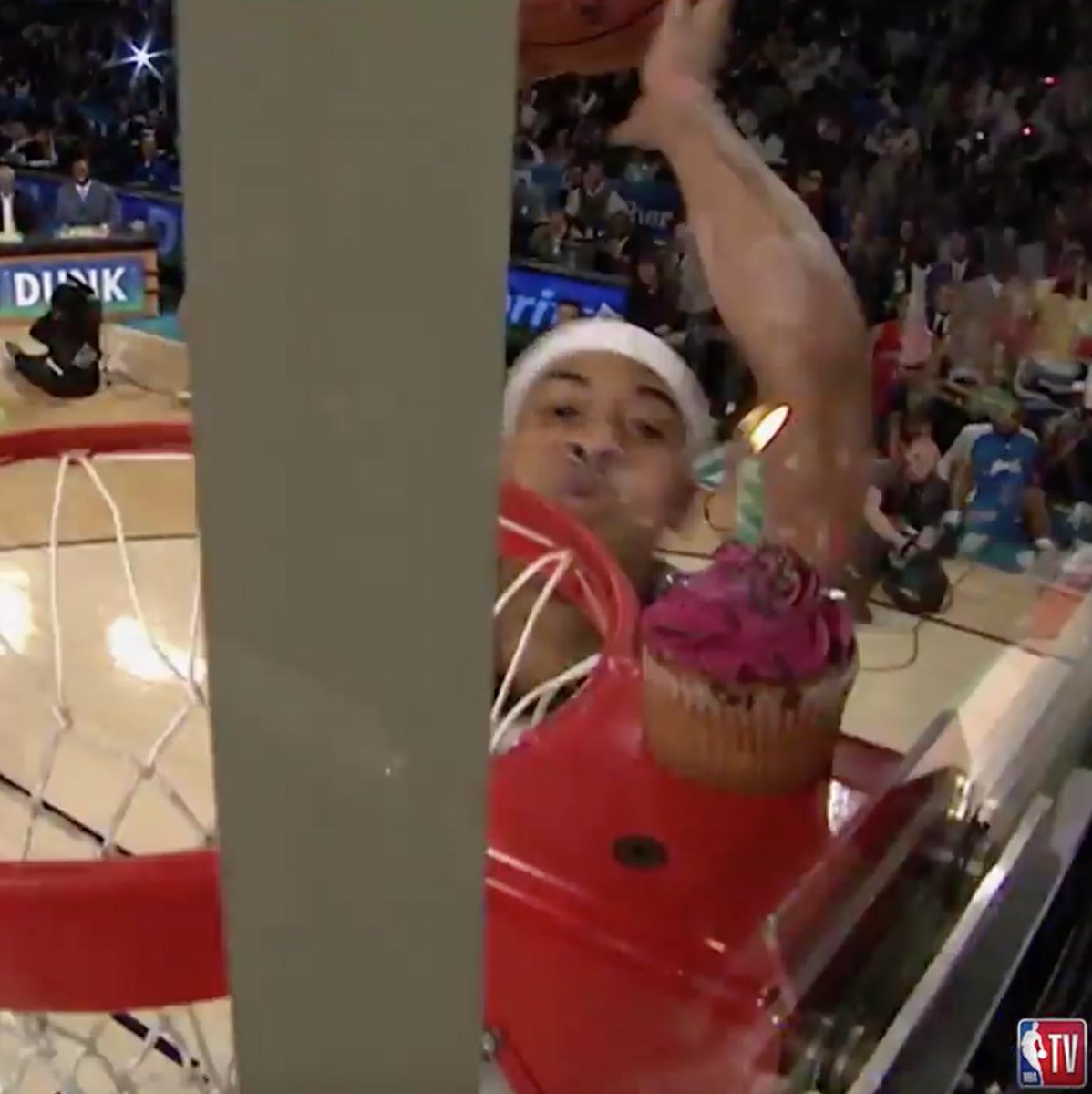 15 years ago today, Gerald Green blew out a candle in the Dunk Contest 🧁 An underrated dunk. (via NBA TV)