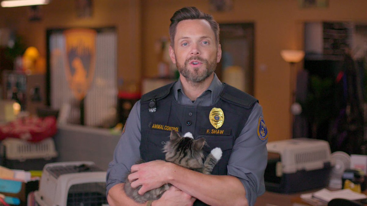 🚨 GIVEAWAY ALERT 🚨 We can bear-ly contain our excitement for the premiere of @JoelMcHale's new series on FOX, so we're giving away: 🐻 #AnimalControlFOX swag 🐻 Roku Streaming Stick 4K+ Reply with a gif of your favorite wild critter to enter for a chance to win.