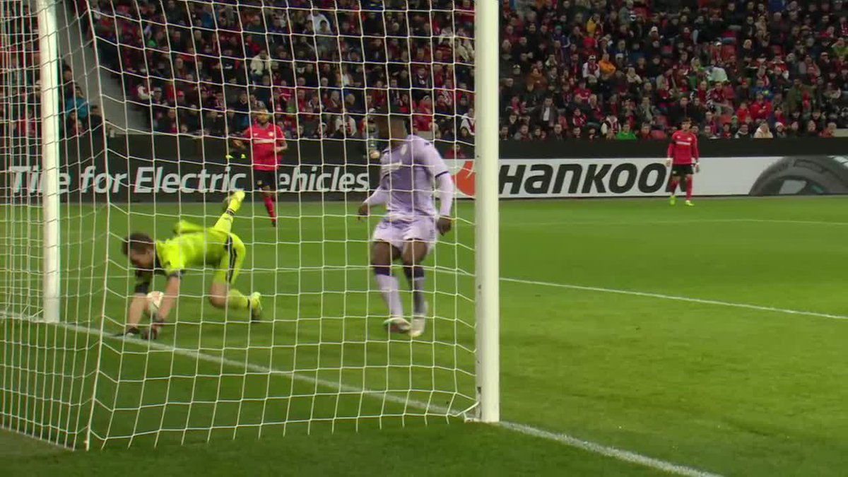 ¡¡¿QUÉ HACE EL ARQUERO?!! Lukas Hradecky entró dormido al partido y le regaló, literalmente, el gol a Monaco en la #UEL, en vivo por #StarPlusLA. 📺 #MiraloEnStarPlus