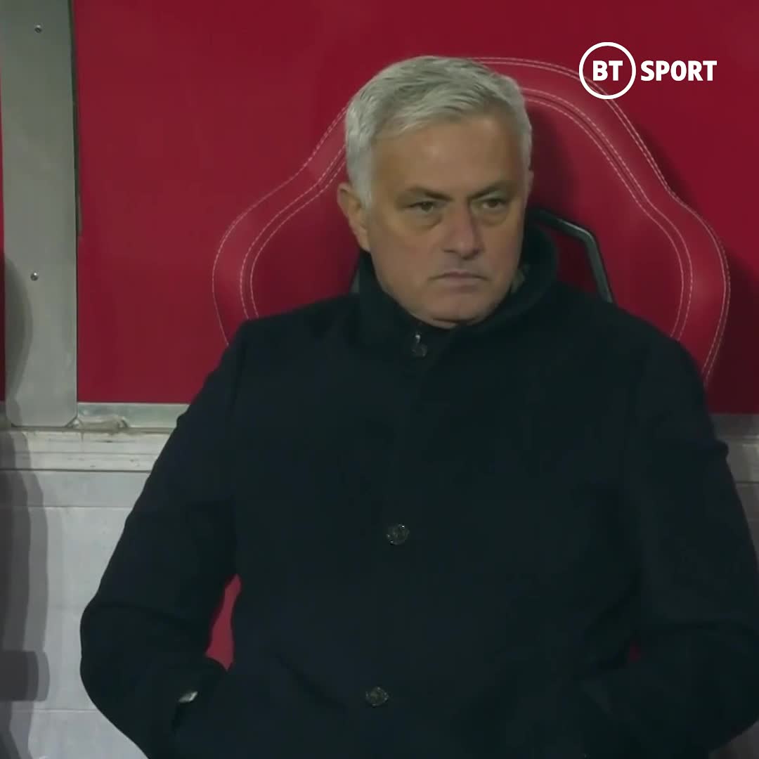 Salzburg scored in the 88th minute to win against Roma 💥 Their coach Matthias Jaissle did a Mourinho at Old Trafford-esque celebration… in front of Jose 😅 #UEL