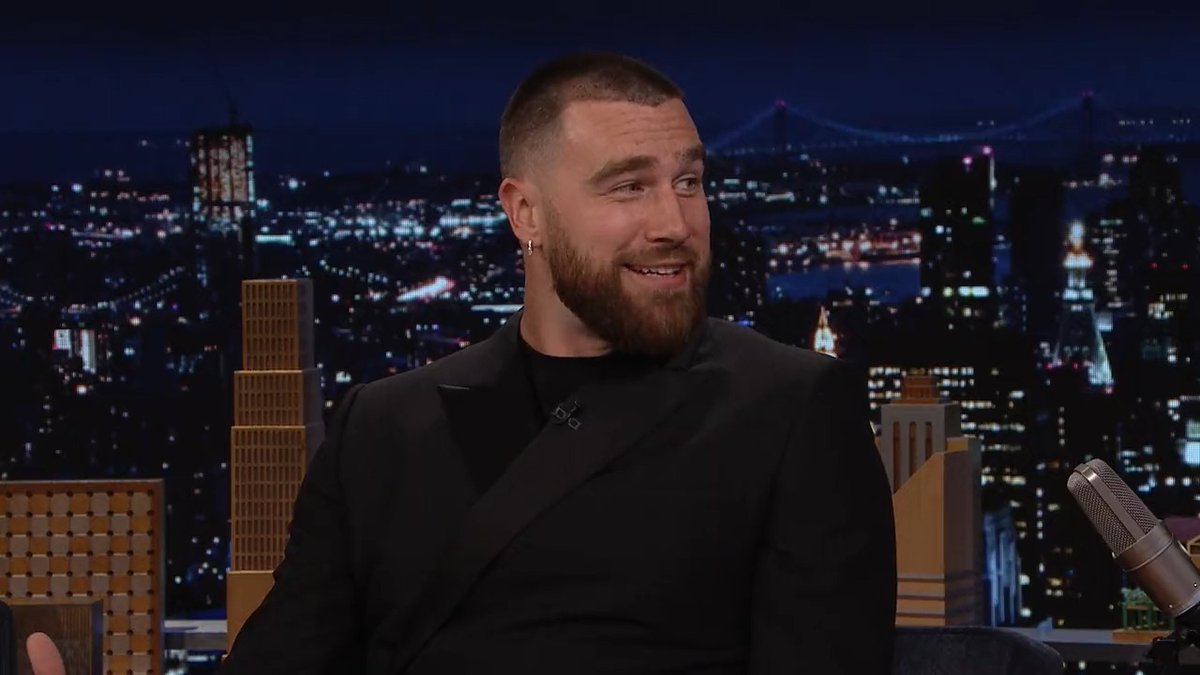 Travis Kelce announces he’ll be hosting ‘Saturday Night Live’ on March 4 🙌 (via The Tonight Show)