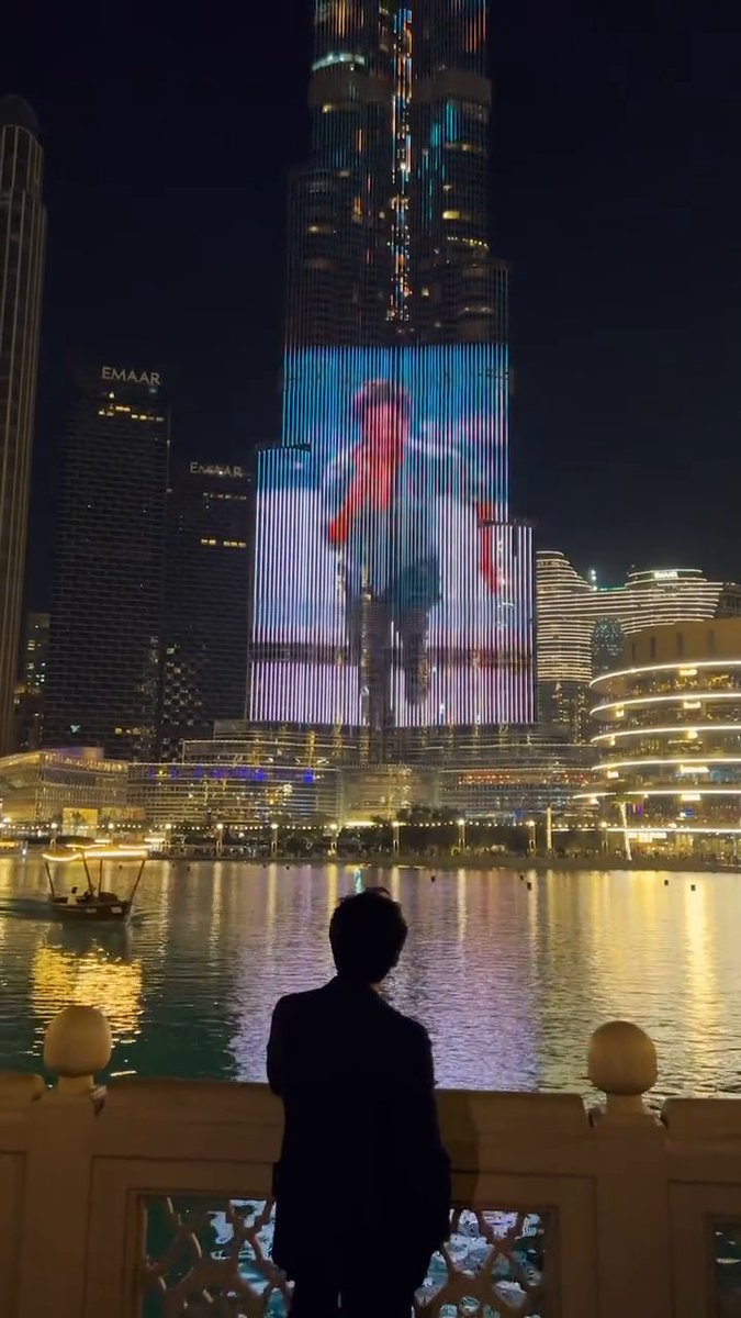 The #BurjKhalifa lit up with the trailer of #Shahzada as Kartik Aaryan was greeted by hundreds of well-wishers. We hope he had a wonderful time and wish him the very best for the release of his new film. 🎥 🎉