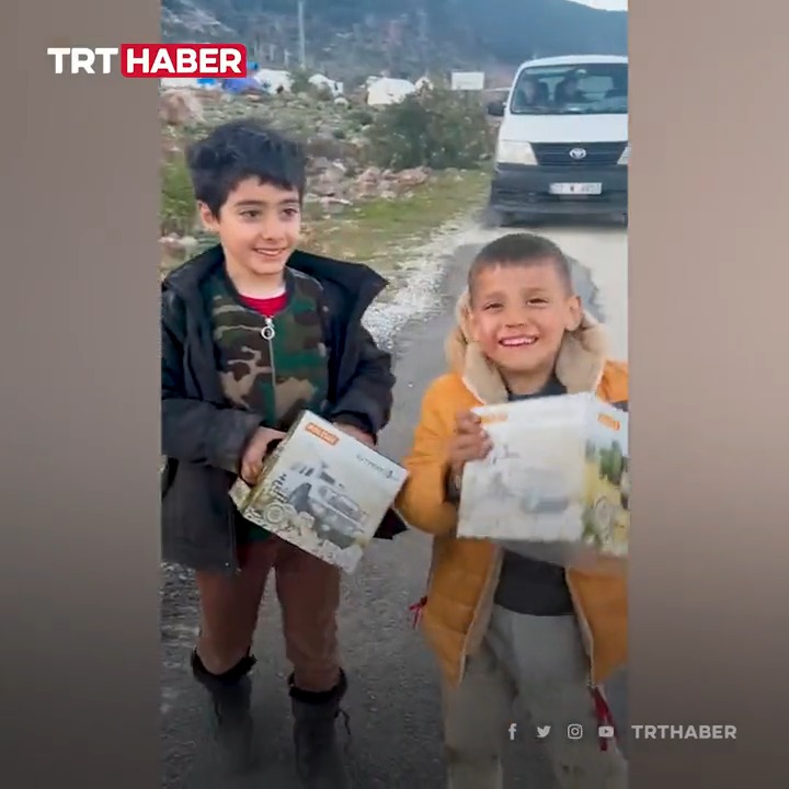 - Bunları da başkalarına dağıt. - Olsun, sana da var. - Yine de kalsın. Başkalarına kısmet olsun. Görüntüler Hatay’ın Kırıkhan ilçesine bağlık Bektaşlı köyünden.