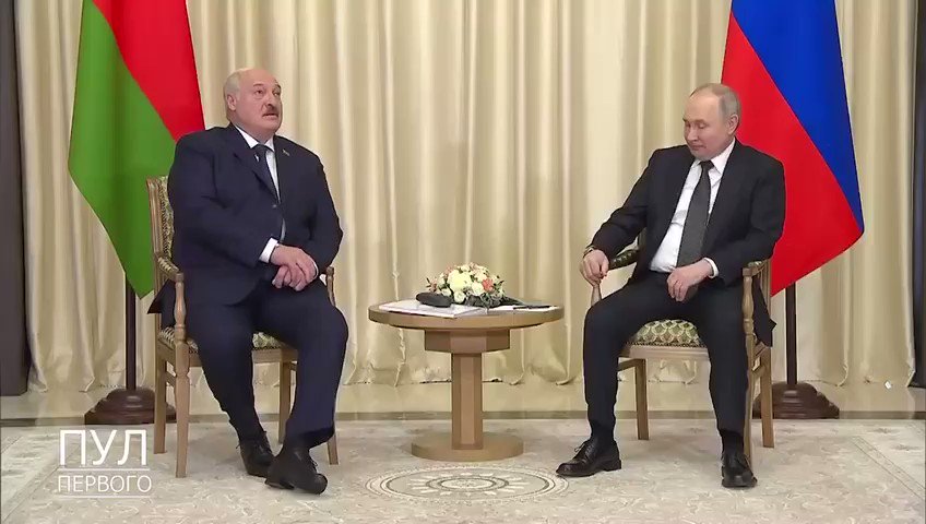 Путин психует явно. На встрече с Лукашенко совсем не может свои ноги контролировать