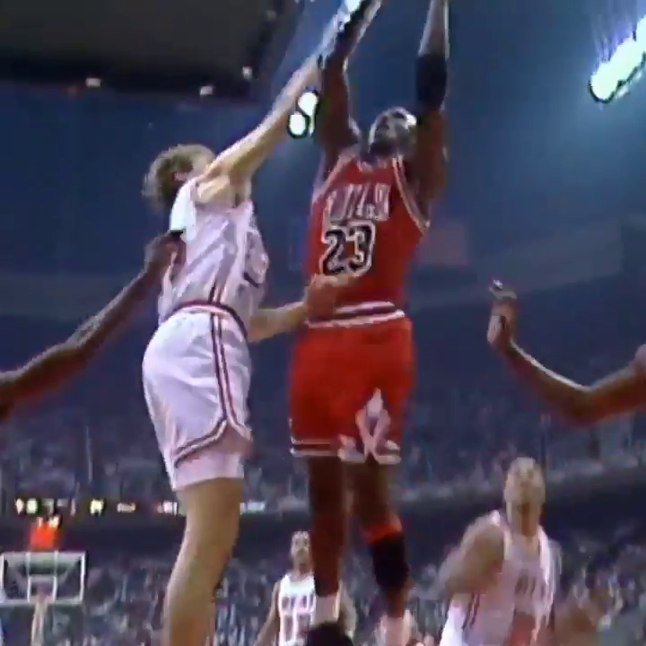 Hoy cumple 60 años su majestad, Michael Jordan. El mejor jugador de la NBA de todos los tiempos. Qué afortunados fuimos de verlo jugar. 🏀👑🐐
