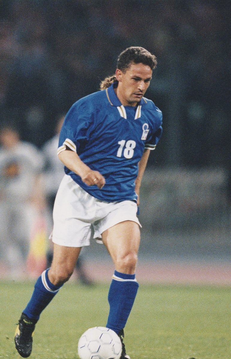🎂 Buon compleanno a Roberto #Baggio 🎉 🇮🇹 56 presenze e 27 gol in #Nazionale ✨ #HallofFame del Calcio Italiano ⚽️ Pallone d'Oro 1993 #EroiAzzurri #Azzurri #VivoAzzurro