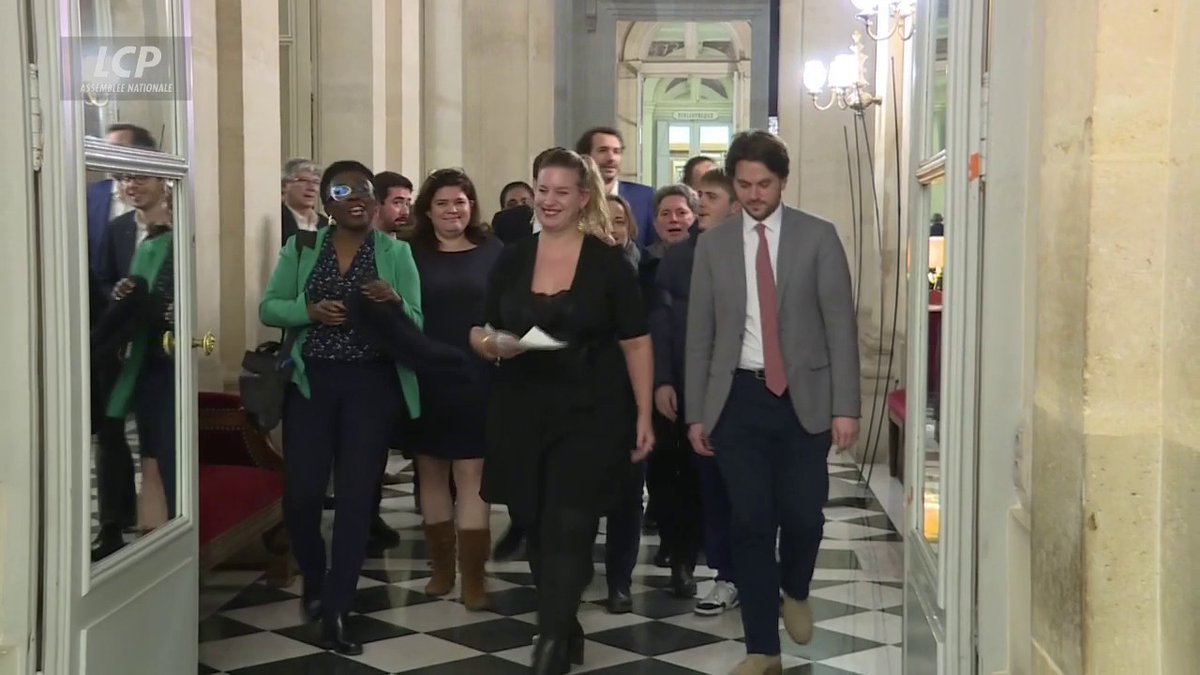 "On est là, même si Macron ne le veut pas, nous on est là" : les députés La France insoumise quittent l'hémicycle en chantant l'hymne des "gilets jaunes", alors que l'examen en première lecture de la #RéformeDesRetraites vient de se terminer. #DirectAN
