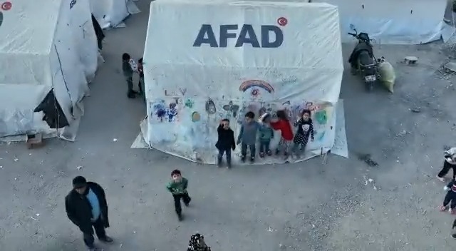 Tüm Türkiye tek yürek olduk, yaraları el birliğiyle sarıyoruz… Depremden etkilenen bölgelerdeki barınma, beslenme ve psikososyal destek çalışmalarımız; ilgili tüm kurumlarımızın, STK'larımızın ve Aziz Milletimizin desteği ile aralıksız devam ediyor. Durmadan yorulmadan...