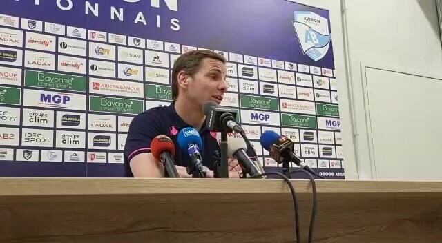 💬 "C'est difficile quand on a grandi au Pays basque comme M. Praderie, tout le monde sait qu'il est de Biarritz..." ▶️ La charge du manager du Stade Français, Gonzalo Quesada, contre l'arbitrage (plus que contre l'arbitre du match contre Bayonne) #FBSport #ABSFP #Top14