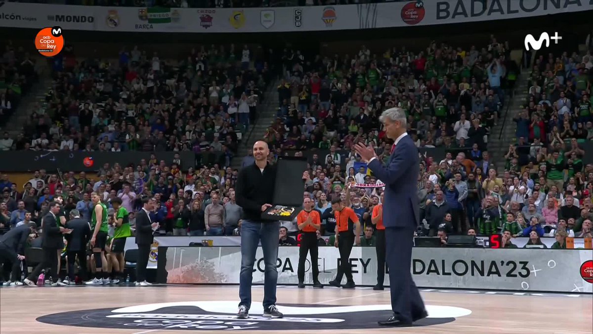 👏 𝑨 𝒔𝒖𝒔 𝒑𝒊𝒆𝒔, LEYENDA. La acb homenajea a Albert Oliver en un Olimpic que le dedicó una eterna ovación. ¡Gracias por tanto! ♥️ #CopaACB