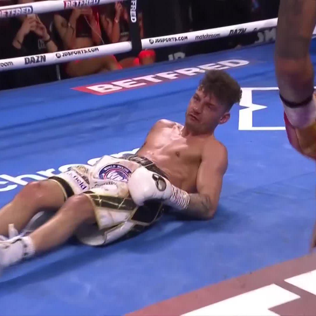 A HUGE left hook ends the fight and crowns a new world champion 🤯 #WoodLara