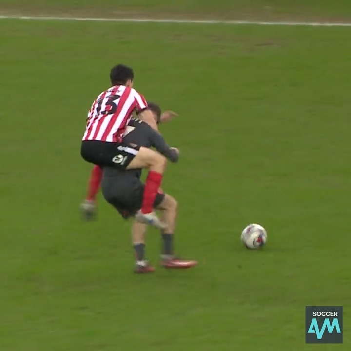 Sunderland's Luke O'Nien with THIS 'challenge' on Bristol City's Alex Scott yesterday...😅