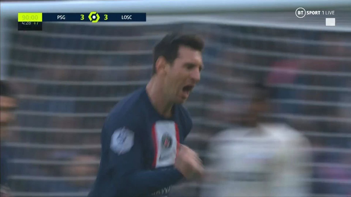 A Lionel Messi free-kick makes it 4-3 to PSG, five minutes into stoppage time! 💥 His 699th club goal turns it around against Lille to secure all three points! 🐐