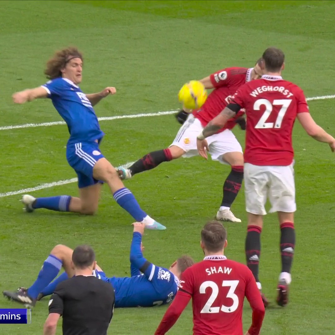 🗣️ "That's a red card" Graeme Souness believes Man Utd are lucky to still have 11 players on the pitch! 🟥