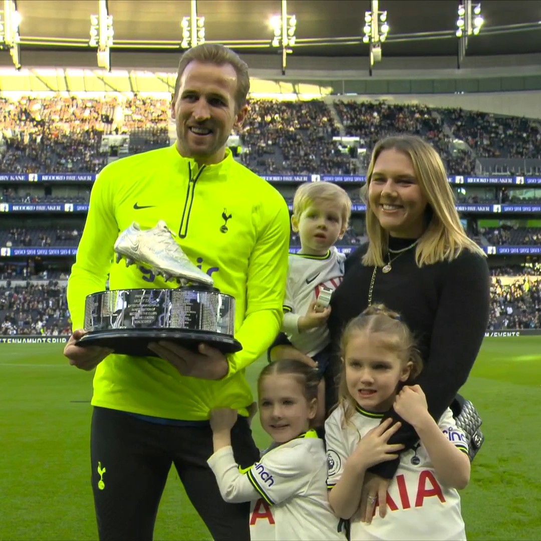 Lovely moment for Kane as he is presented with a trophy for surpassing Jimmy Greaves as Spurs' all-time top scorer! 🤍