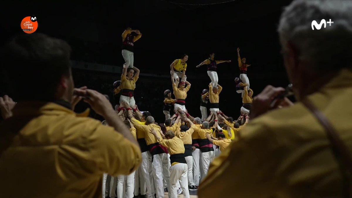 ✨ Los Castellers y la #CopaACB, todo en uno en el parquet. ¡Qué momento más especial, Castellers de Badalona! ❤️